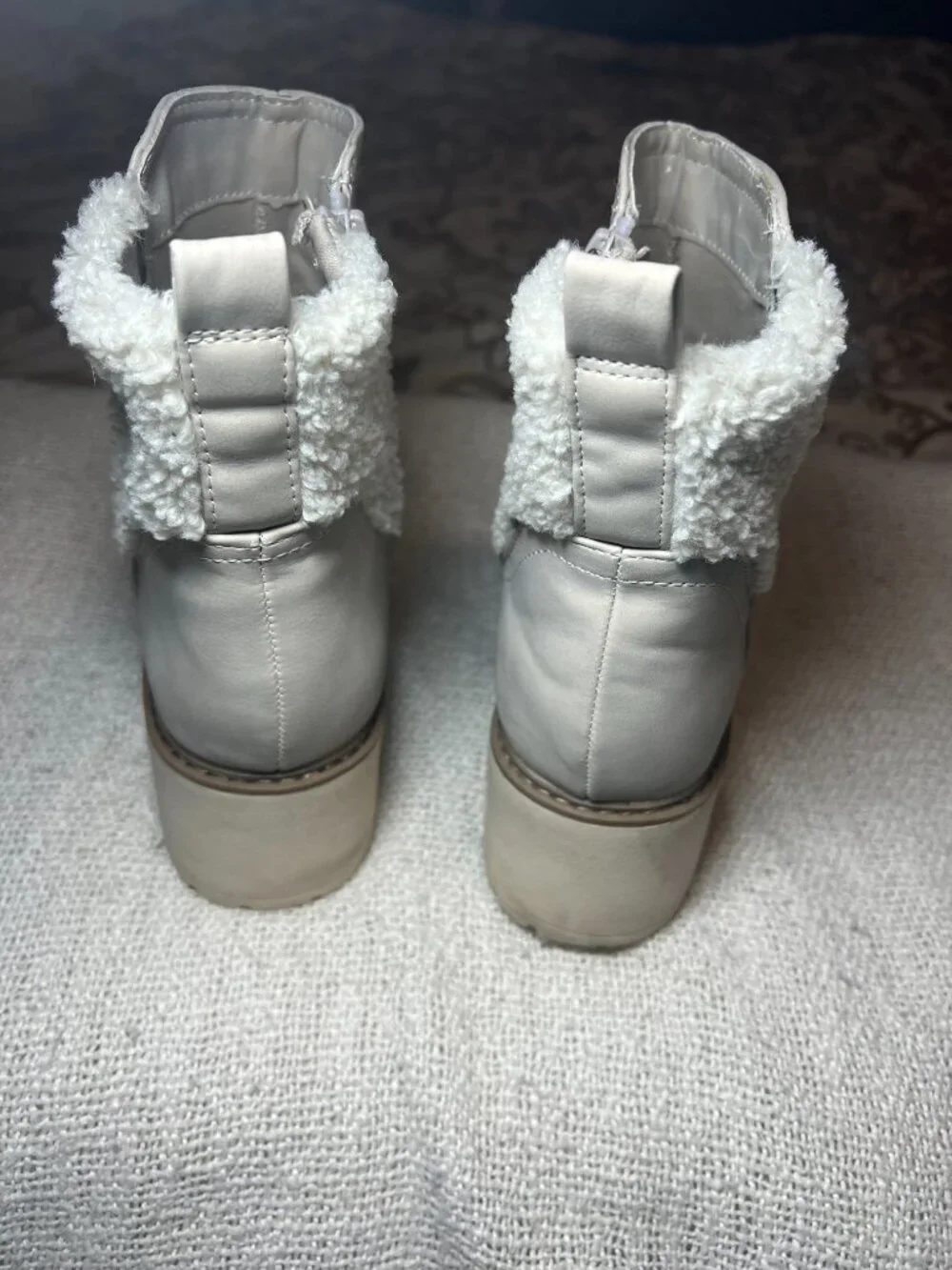 Girls Fuzzy Winter Ankle Boots Size 4 Beige Cream Sherpa Lined Side Zip